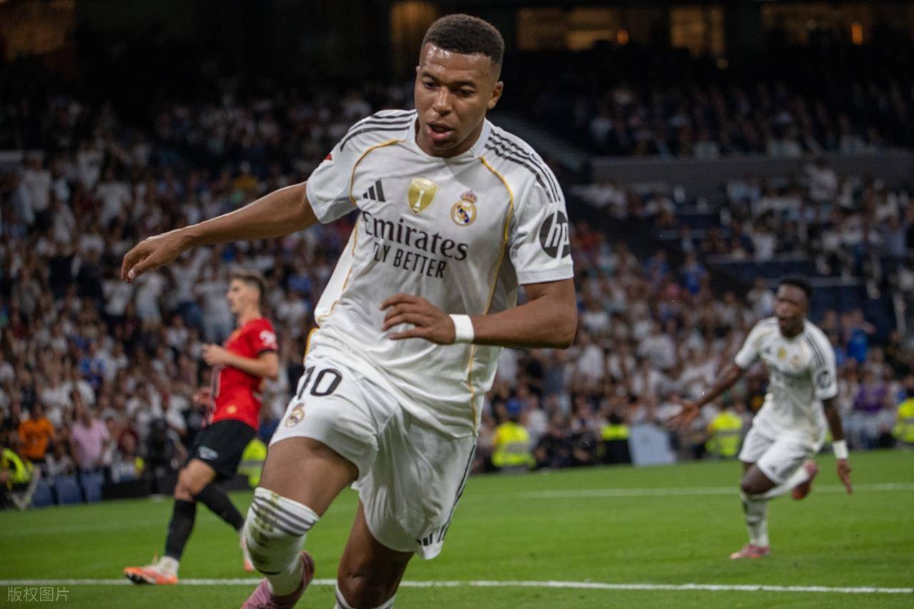 皇马球星射门怪异，遭对手门将神勇扑出